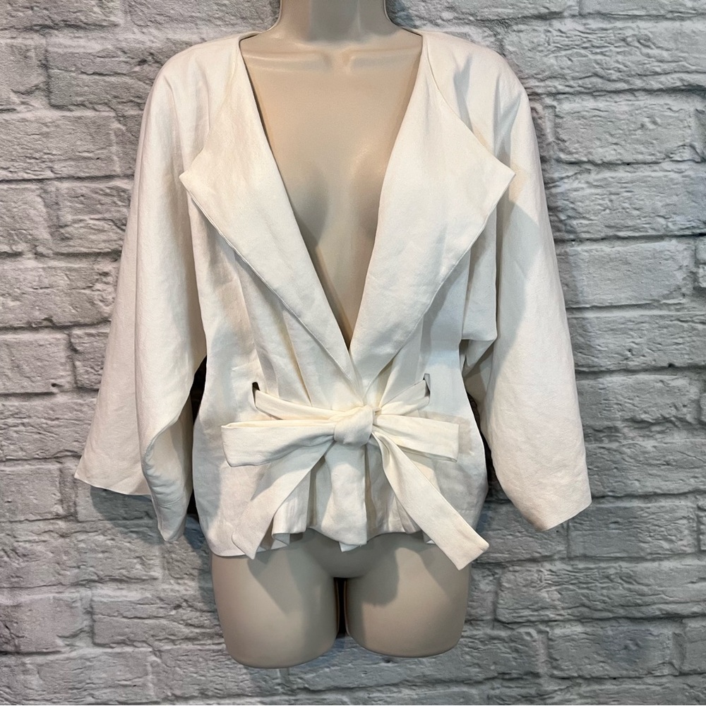 Jarbo Vanity Size 0 US 2 White Kimono Style Short Jacket with belt